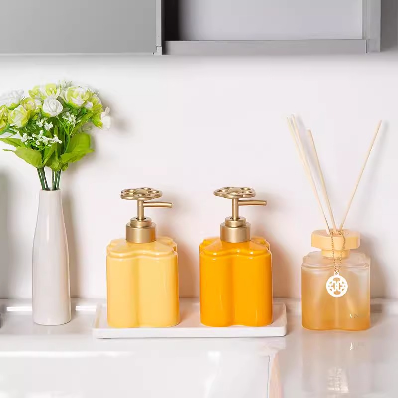 Zara Home Bathroom - Nowoczesna pomarańczowa kwiatowa ceramiczna butelka na