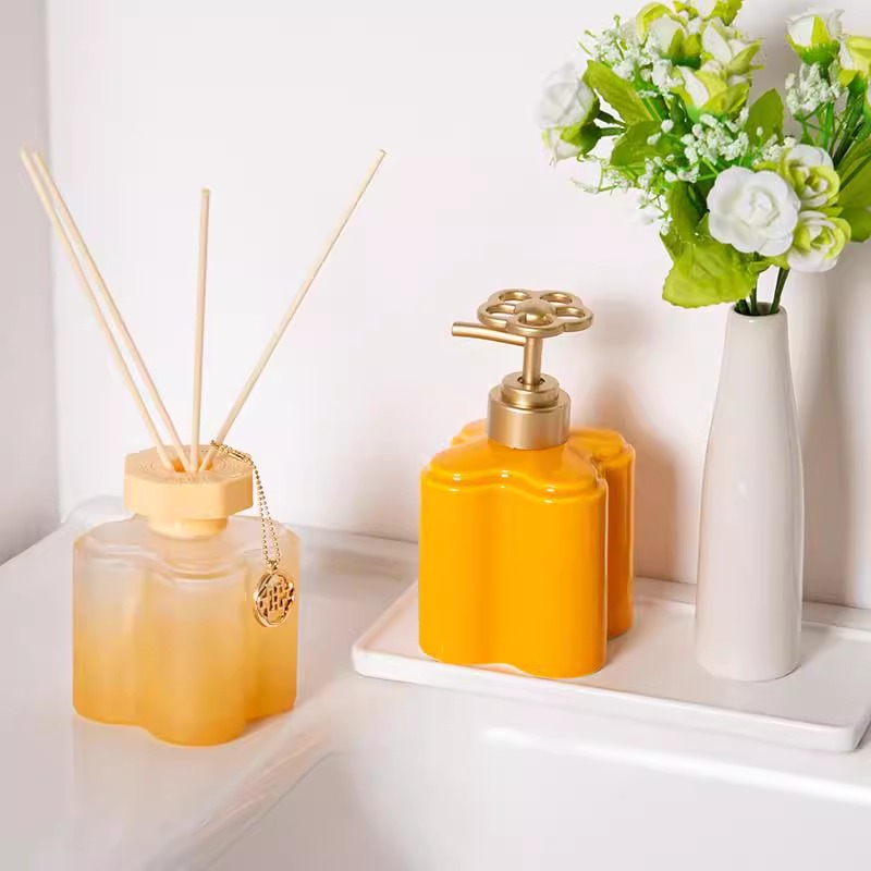 Nowoczesna pomarańczowa kwiato – Zara Home Bathroom recenzja i cena